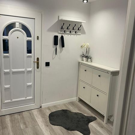 Apartament 2 Pokojowy W Centrum Miasta Żagań Bagian luar foto